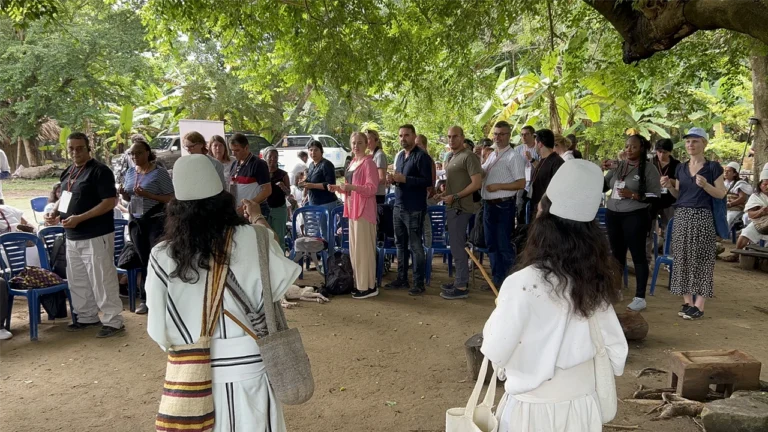 Delegación internacional visita el pueblo Arhuaco en la Sierra Nevada para conocer procesos de gobernanza territorial, ambiental y cultural.