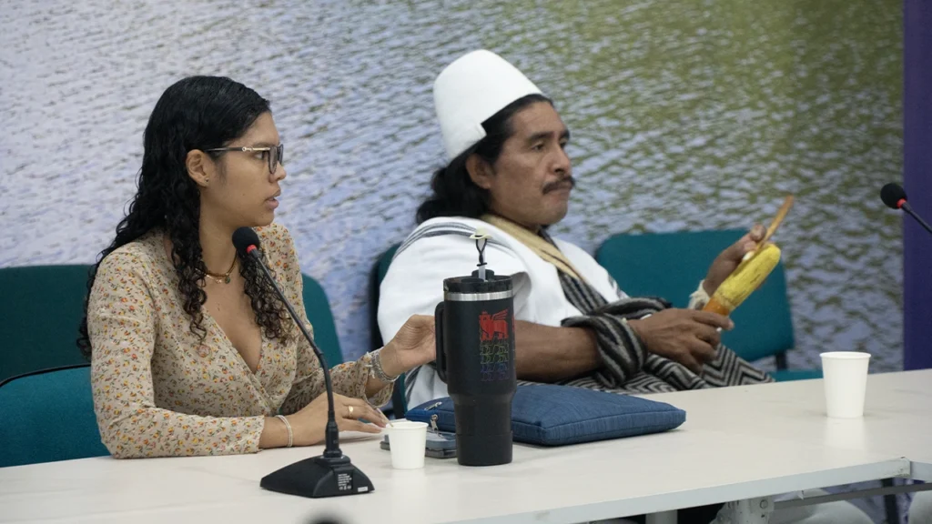 El gobernador arhuaco y la abogada del Cabildo participan en la reunión con Corpamag sobre la implementación del Decreto 1275 de 2024.