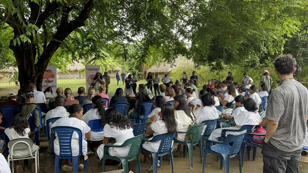 Delegados internacionales reunidos con autoridades del pueblo Arhuaco en Katansama, Sierra Nevada de Santa Marta.
