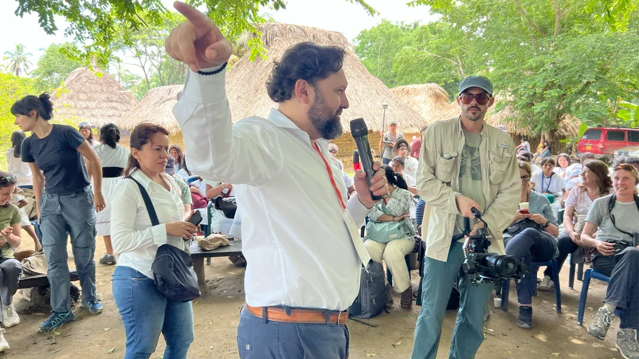 Andrés Bernal, director de Conexión ICCO, durante la visita de cooperación internacional al pueblo Arhuaco en la Sierra Nevada.