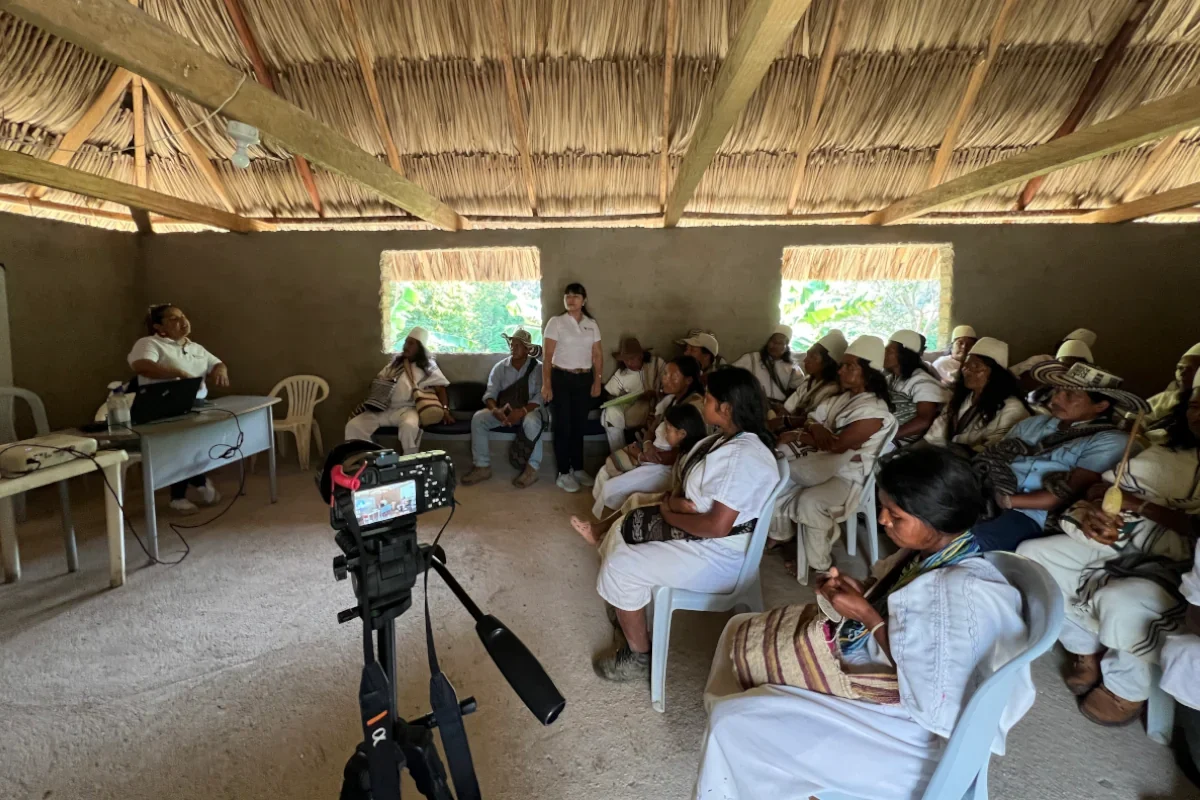 Autoridades del Cabildo Arhuaco y funcionarios del PAE durante la concertación en Kankawarwa