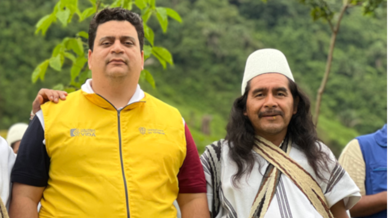 El director regional Magdalena de la Unidad de Víctimas, Álvaro Esmeral, junto a Luis Salcedo, gobernador del Cabildo Arhuaco, en el encuentro de reparación colectiva del pueblo Arhuaco en la cuenca del río Fundación.
