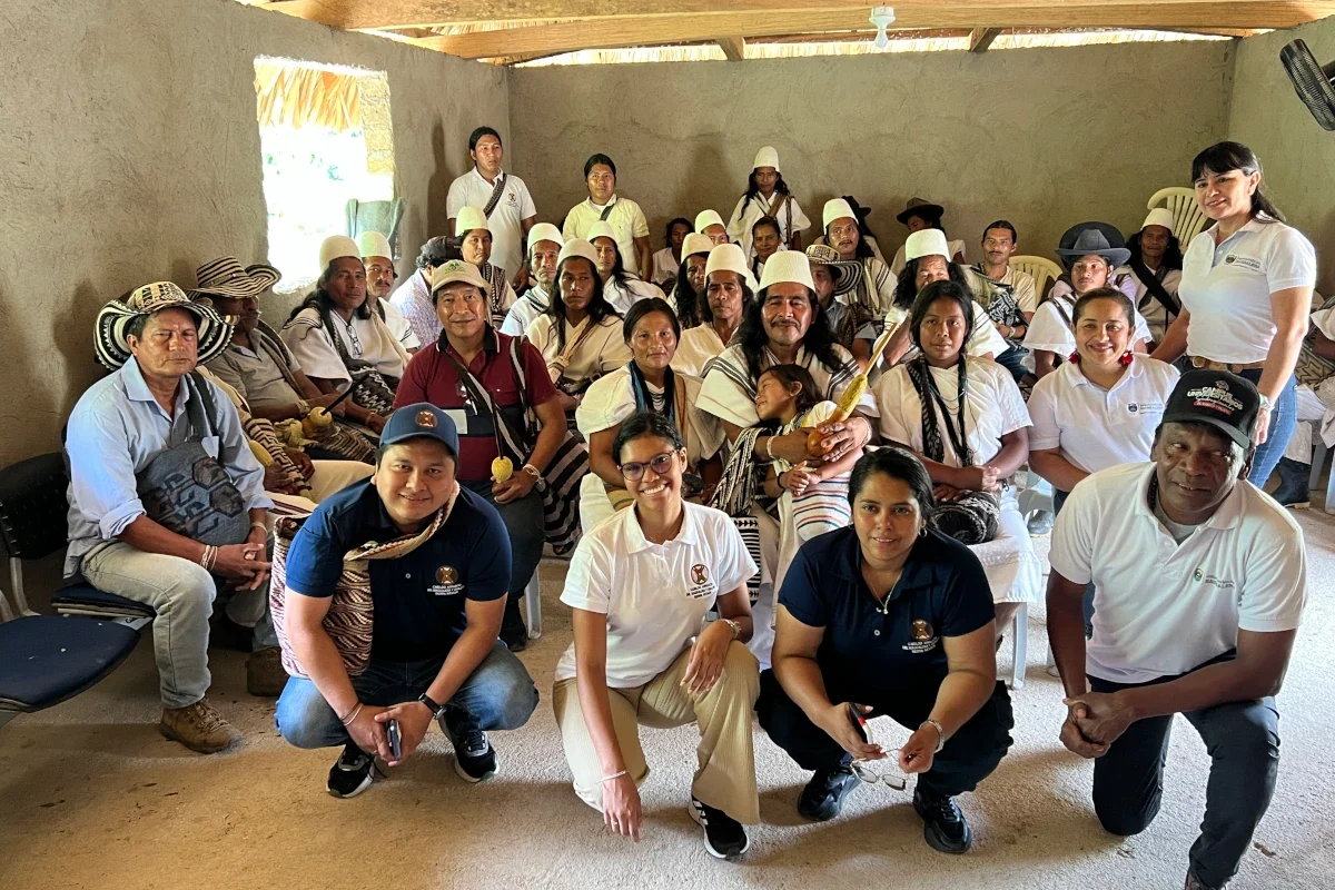 Equipos del Cabildo Arhuaco y de la Gobernación del Magdalena reunidos en Kankawarwa para la concertación del Programa de Alimentación Escolar PAE