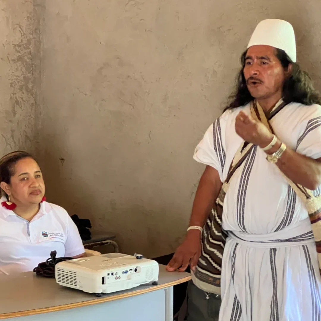 Luis Salcedo, gobernador arhuaco, durante la concertación del PAE con el equipo de la Gobernación del Magdalena en Kankawarwa