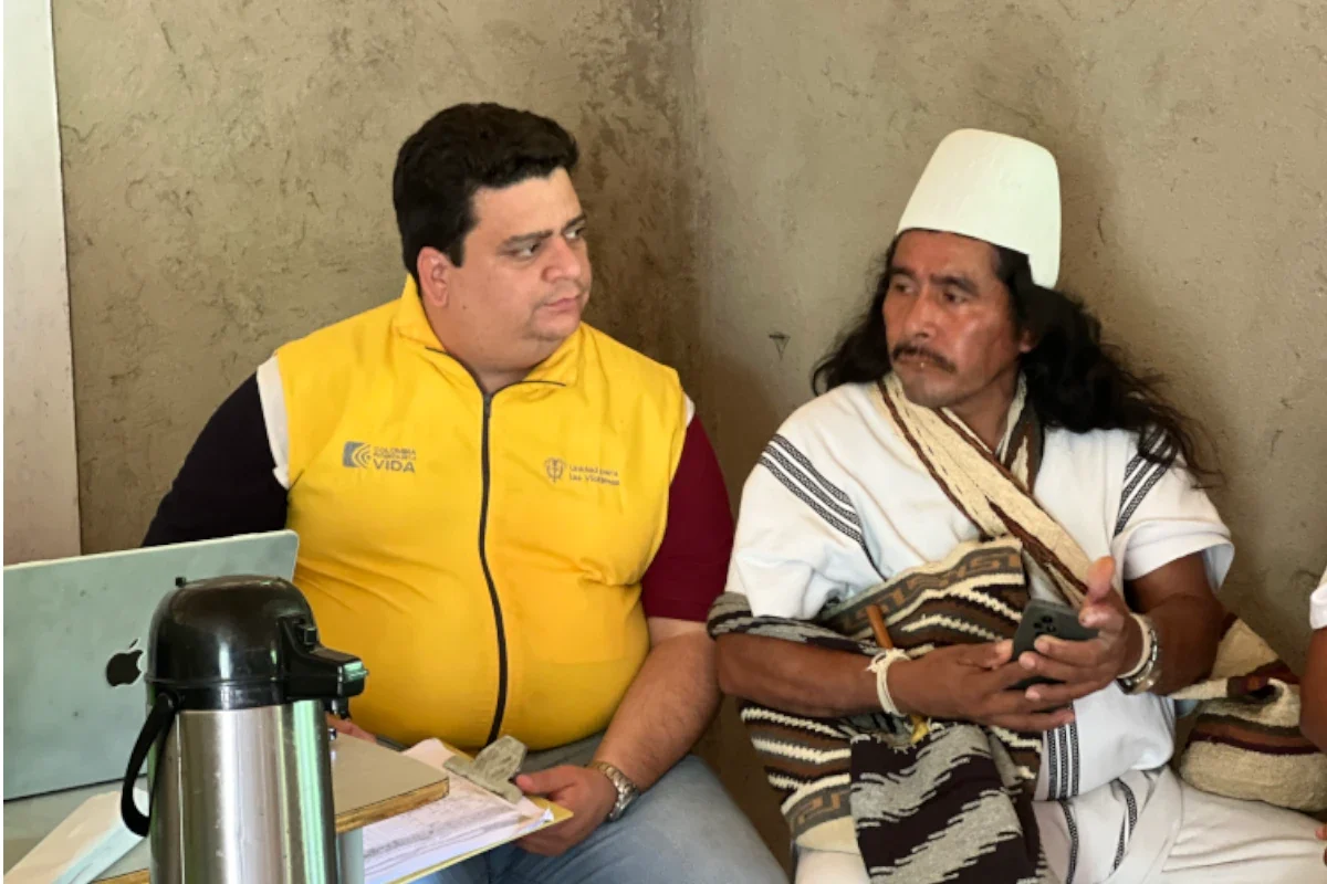 Luis Salcedo Zaabata, gobernador del Cabildo Arhuaco, junto a Álvaro Esmeral, director regional Magdalena de la Unidad de Víctimas, en el encuentro de reparación colectiva del pueblo Arhuaco en la cuenca del río Fundación.