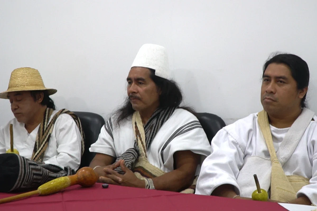Luis Salcedo, gobernador del Cabildo Arhuaco, junto a autoridades indígenas Kogui y Wiwa en la Mesa Regional de la Sierra Nevada en Santa Marta, en el marco del proceso de reparación colectiva del pueblo Arhuaco en la cuenca del río Fundación.