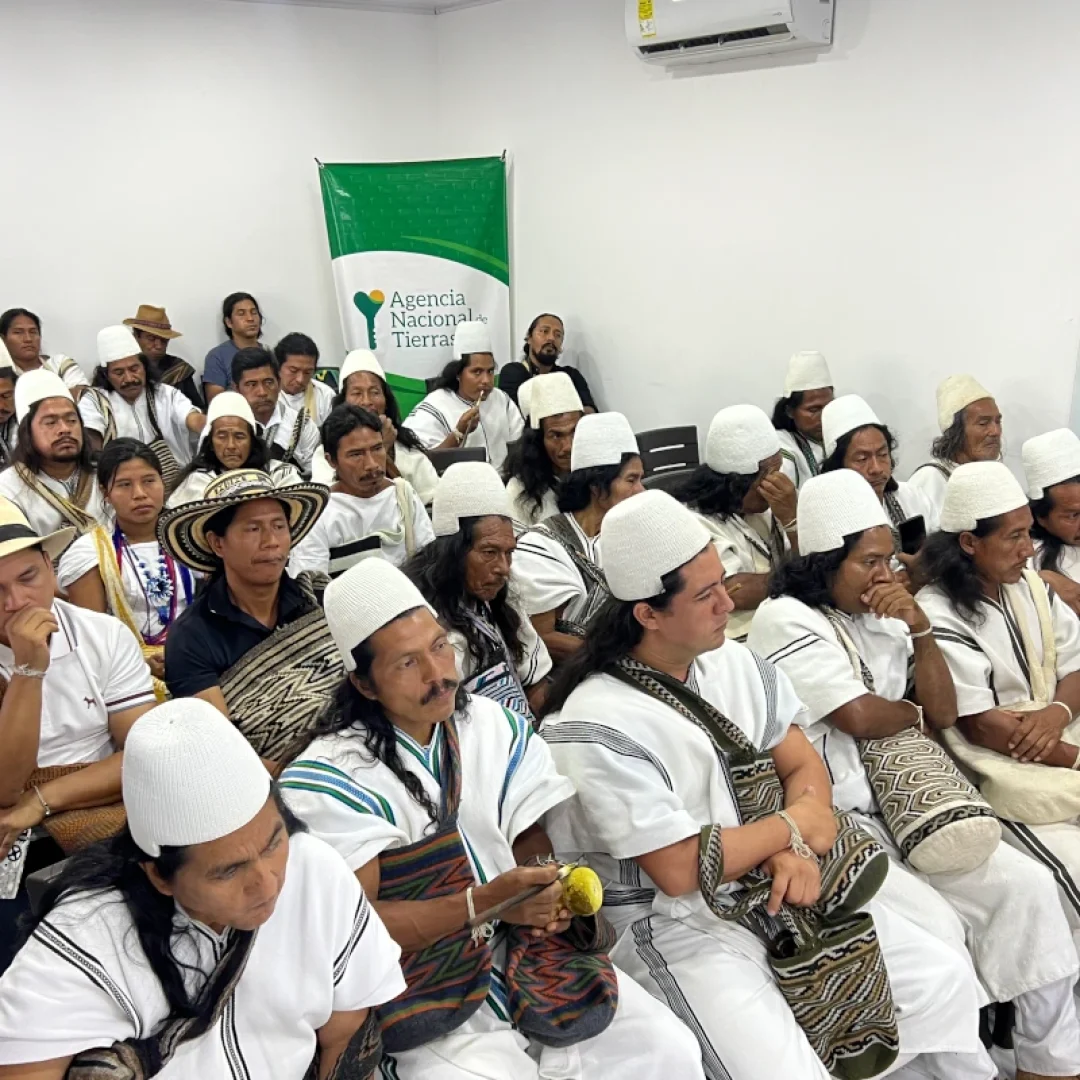 Autoridades de los cuatro pueblos de la Sierra Nevada —Arhuaco, Kankuamo, Kogui y Wiwa— participan en la Mesa Regional en Santa Marta, en el marco de la reparación colectiva del pueblo Arhuaco en la cuenca del río Fundación.