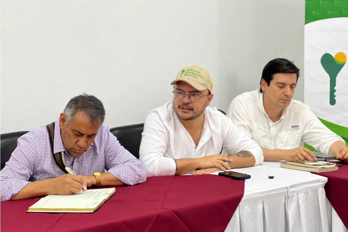 El director de la Unidad de Víctimas, Juan Felipe Harman, participa en la Mesa Regional de la Sierra Nevada en Santa Marta junto al Cabildo Arhuaco y autoridades indígenas, en el marco de la reparación colectiva del pueblo Arhuaco en la cuenca del río Fundación.