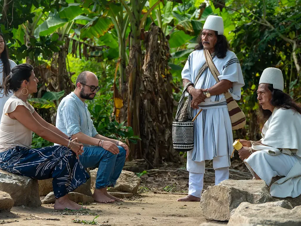 Ministra Irene Vélez en el espacio sagrado junto al Gobernador Luis Salcedo y el Mamo Camilo Izquierdo en Katansama