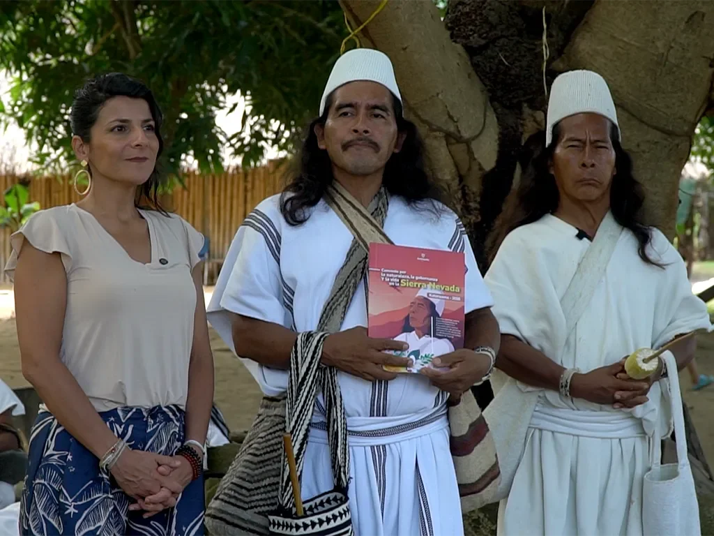 Ministra de Ambiente Irene Vélez junto al Gobernador del Cabildo Arhuaco del Magdalena y Guajira Luis Salcedo Zalabata y el Mamo Camilo Izquierdo,, líder espiritual de Katansama.