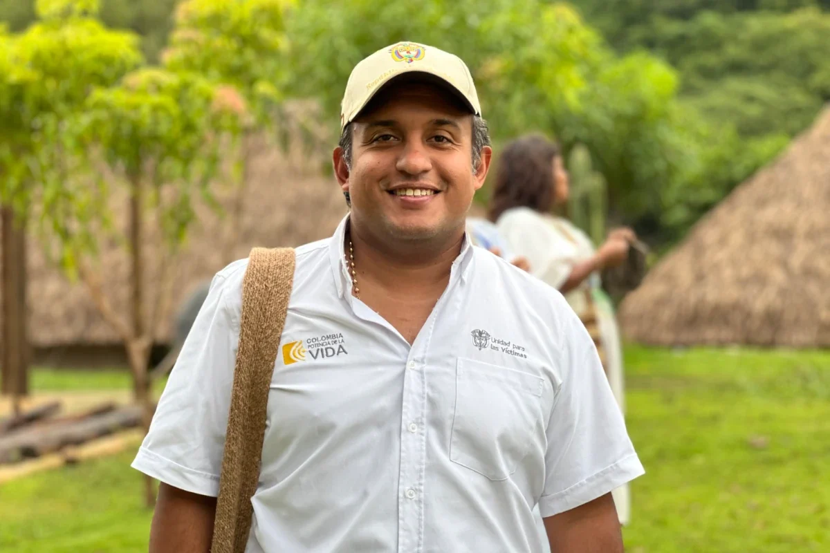 Víctor Rivera, de la Dirección de Asuntos Étnicos de la Unidad de Víctimas, durante el encuentro de reparación colectiva del pueblo Arhuaco en la cuenca del río Fundación en Kankawarwa.
