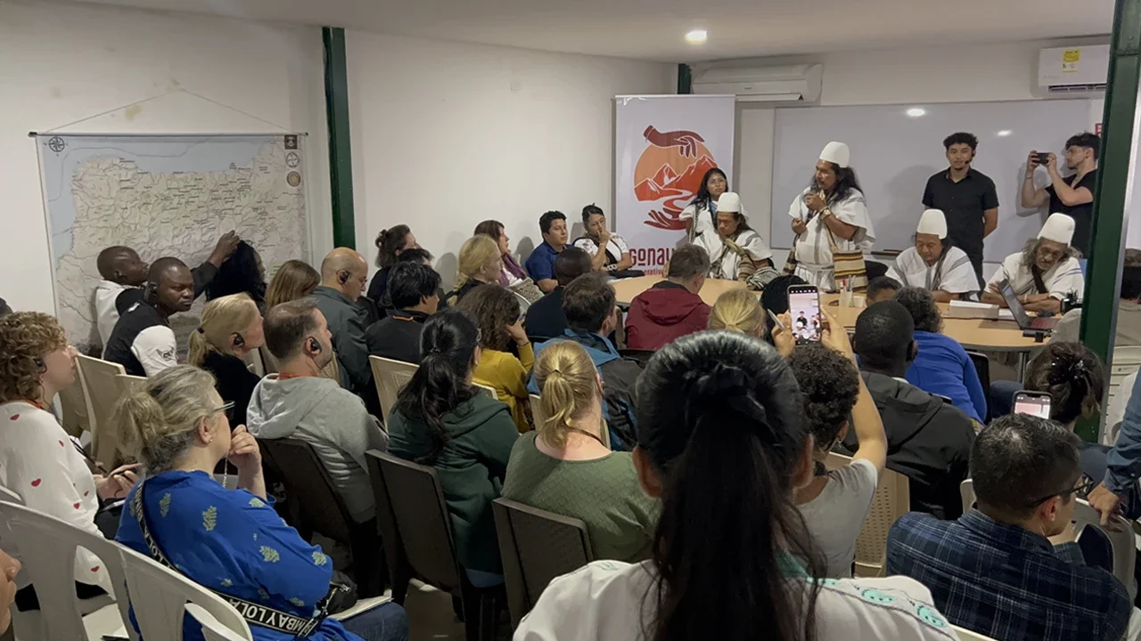 Delegación internacional visita la Casa Indígena del Cabildo Arhuaco para conocer procesos de fortalecimiento cultural y organizativo en la Sierra Nevada.