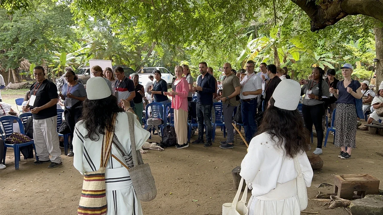 Delegación internacional visita el pueblo Arhuaco en la Sierra Nevada para conocer procesos de gobernanza territorial, ambiental y cultural.